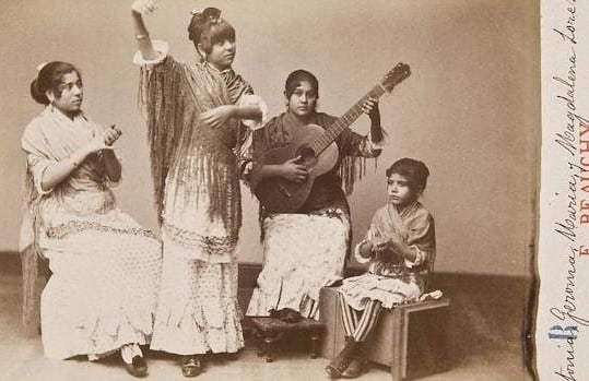 La imagen puede contener: 4 personas, personas de pie y guitarra